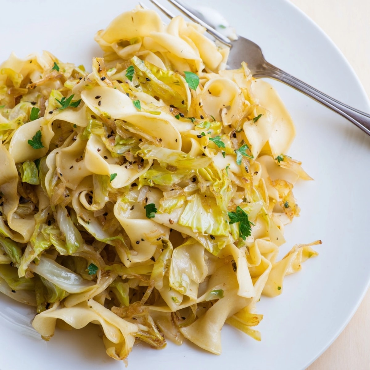 Klasyczne Haluski, polskie danie z makaronem i kapustą; proste, tanie i bardzo smaczne.