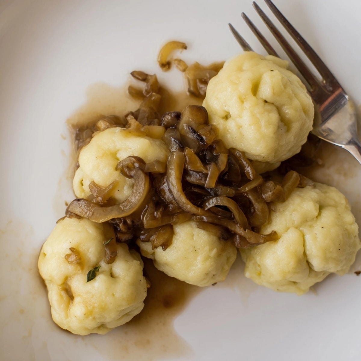Delikatne, ziemniaczane kluski pieczone do złotej perfekcji: wyobraź sobie ciepłe Baked Potato Dumplings z wegańskim sosem.
