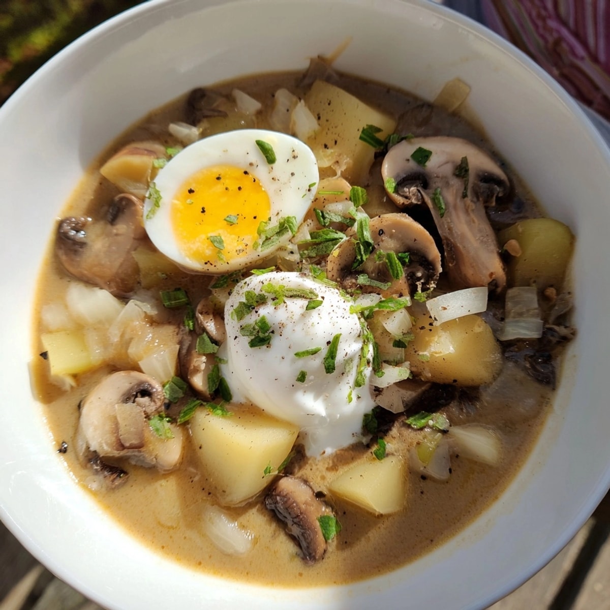 Szczegółowe zdjęcie żurku z grzybami: bogaty, autentyczny smak Polski w każdej łyżce tej zupy!