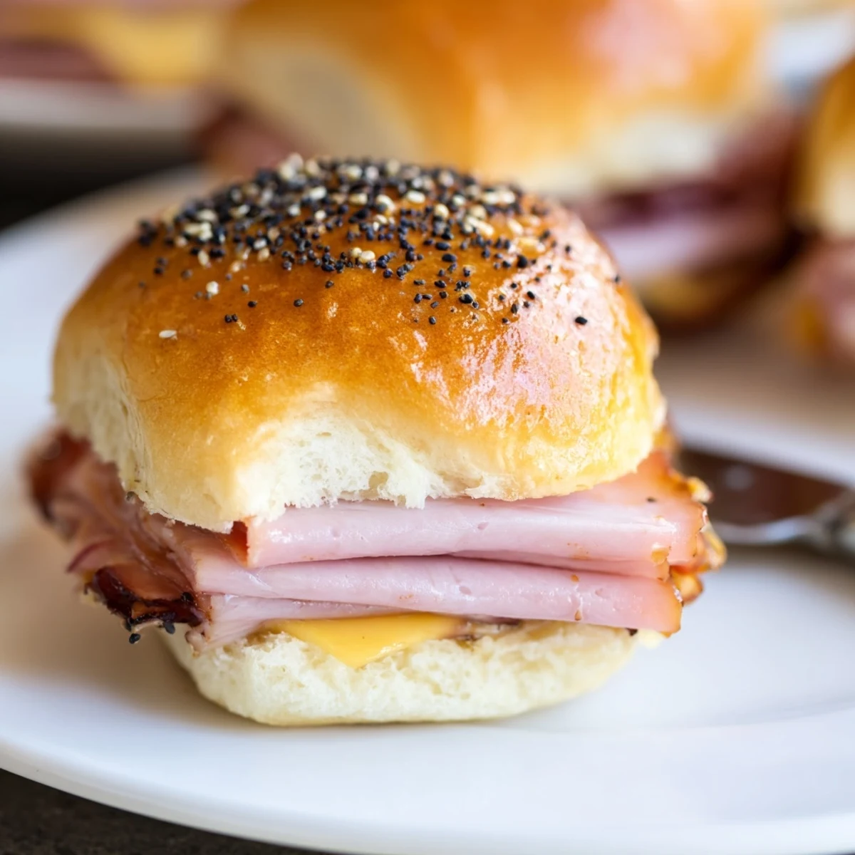 Rozpływająca się serowa szynka w bułkach polana słodkim miodowym glazurą.