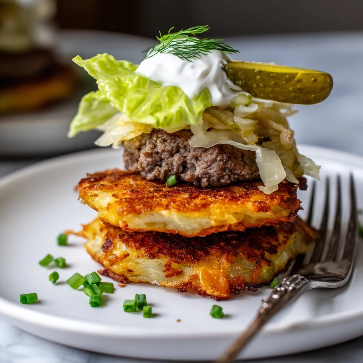 Kreatywne Placki Rebel Float Sliders z soczystymi kotletami i kwaszonymi warzywami.