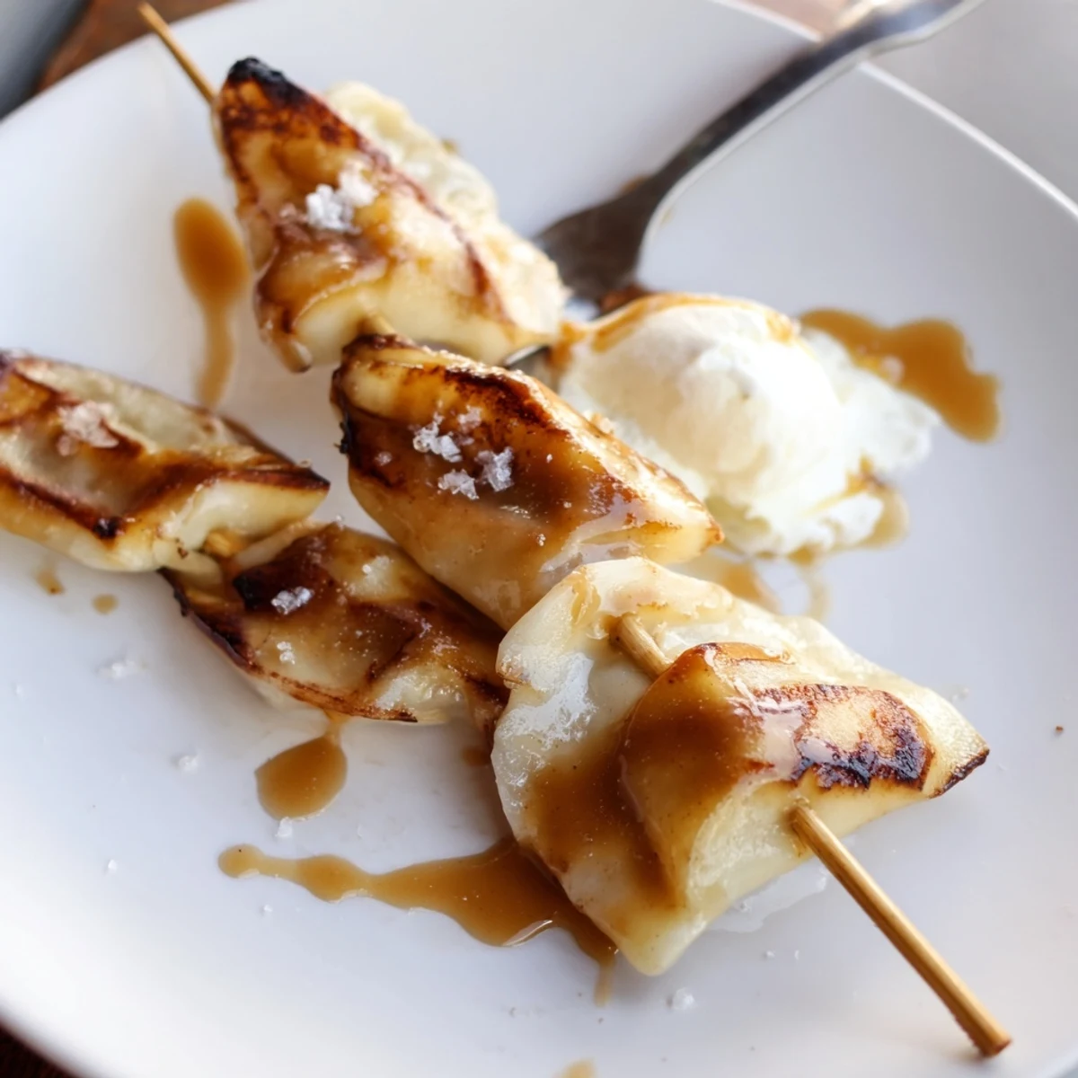 Grillowane pierogi jabłkowe na patyczkach, idealne na przyjęcia lub jesienne spotkania.