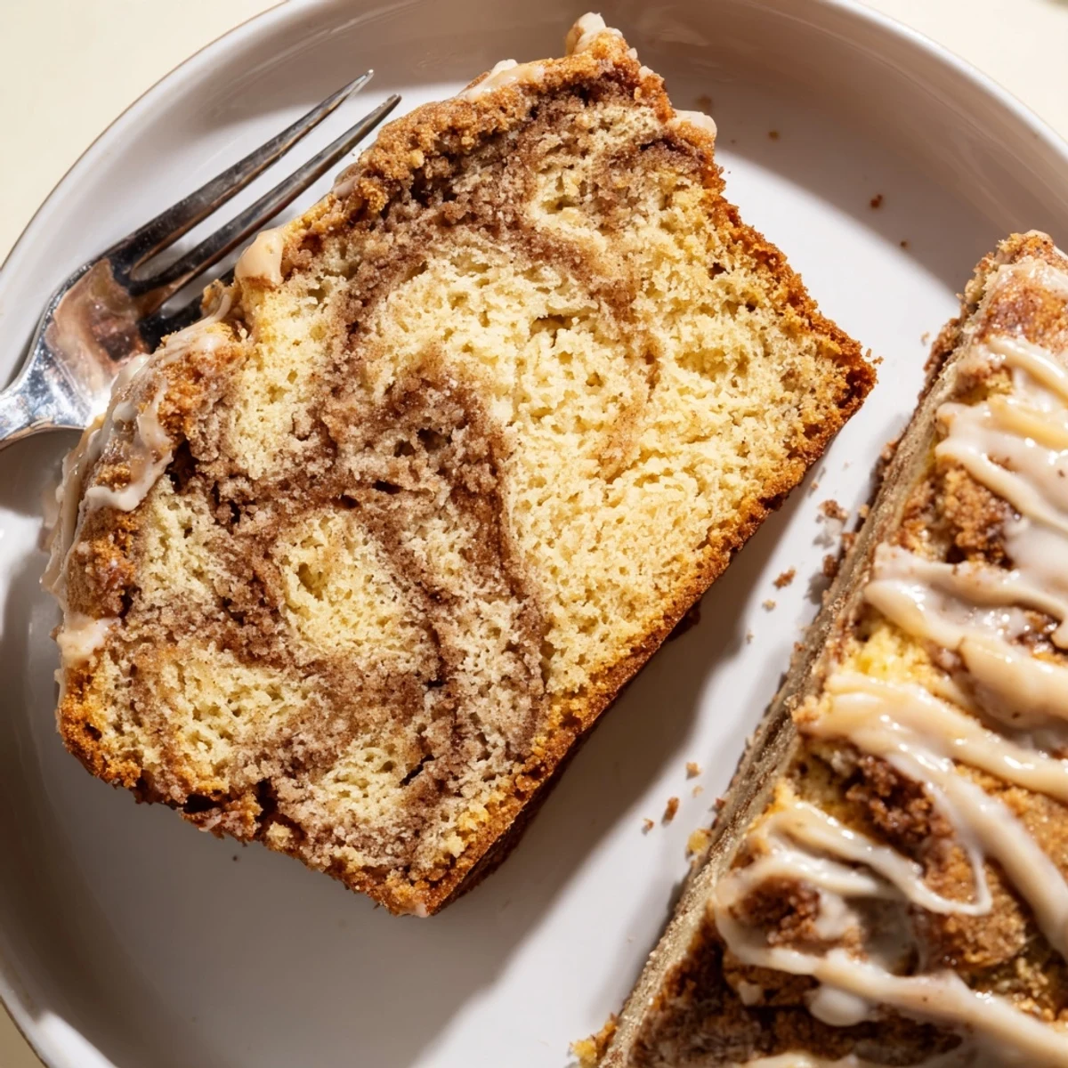 Puszyste Eggnog Placki Pancake Cinnamon Loaf posypane cynamonowym cukrem, idealne na śniadanie.