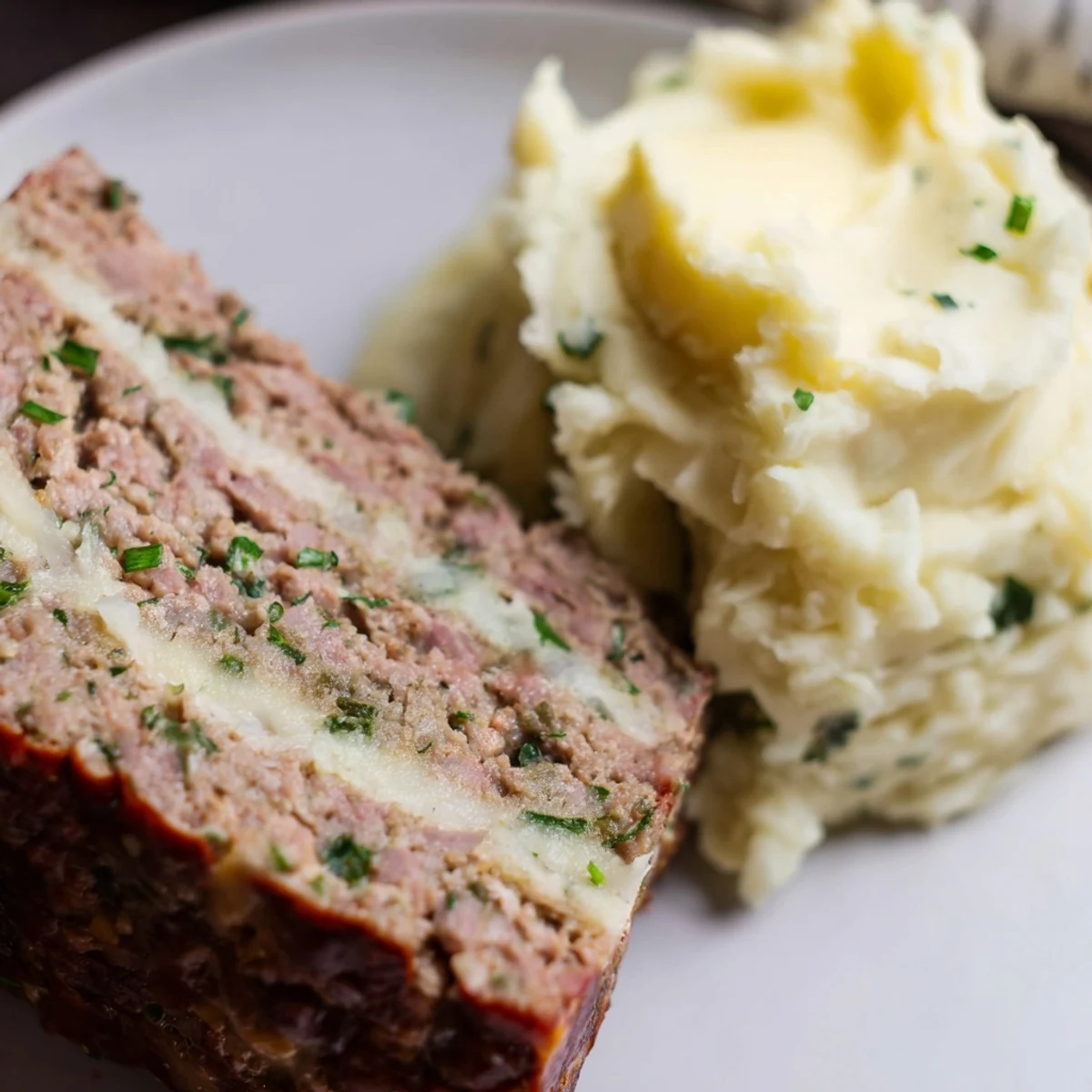 Aromatyczna polska mielonka z delikatnym puree czosnkowym, idealna na obiad.