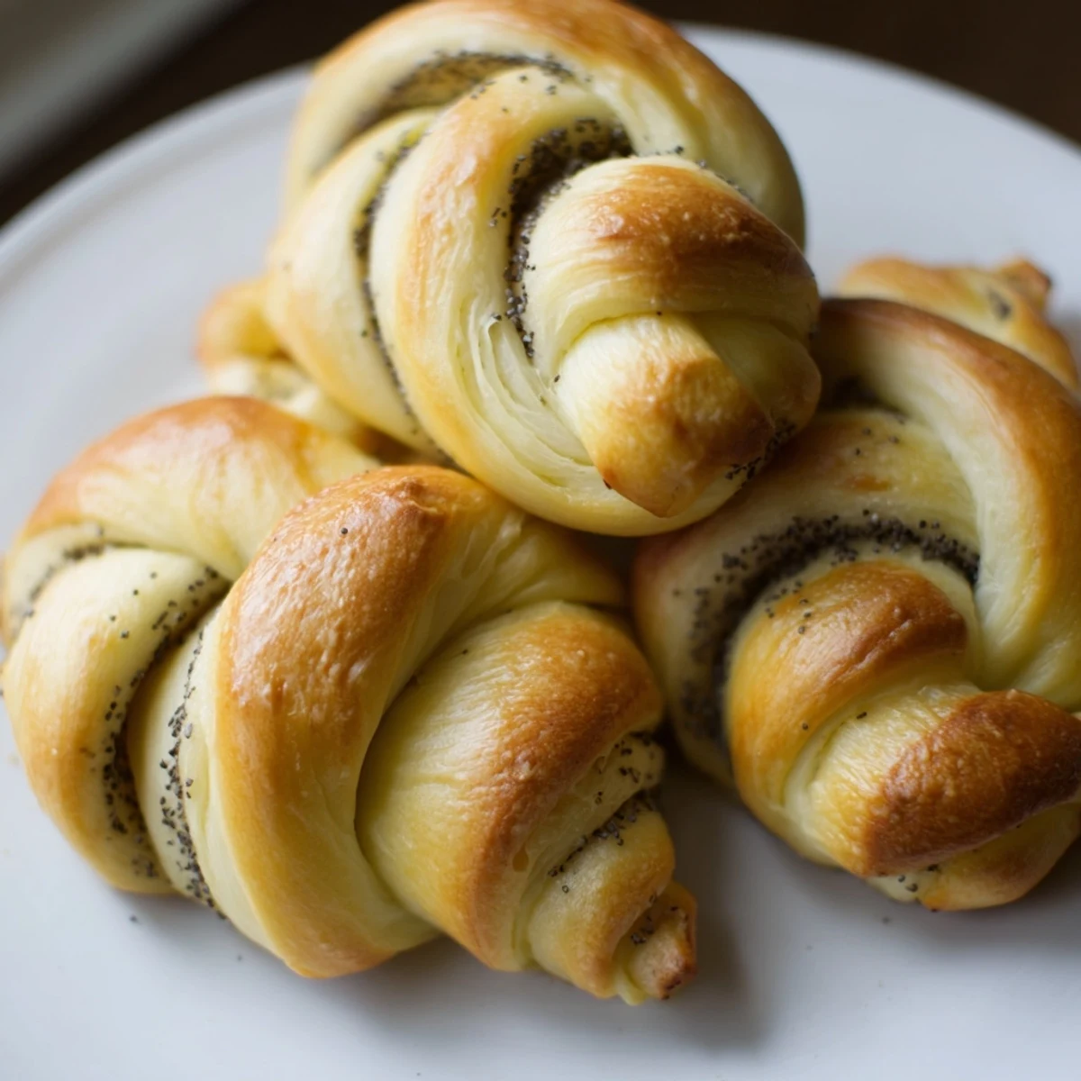 Słodkie skręcone ciastka makowe w złocistym kolorze – doskonałe na popołudniową przekąskę.  