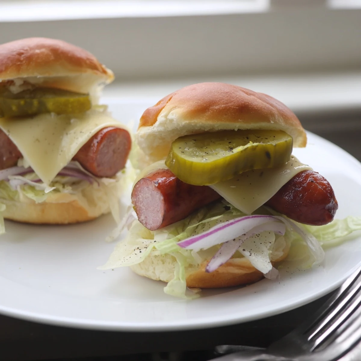 Miniaturowe kanapki z polskimi kiszonymi ogórkami, soczysta kiełbasa między świeżym chlebem.  