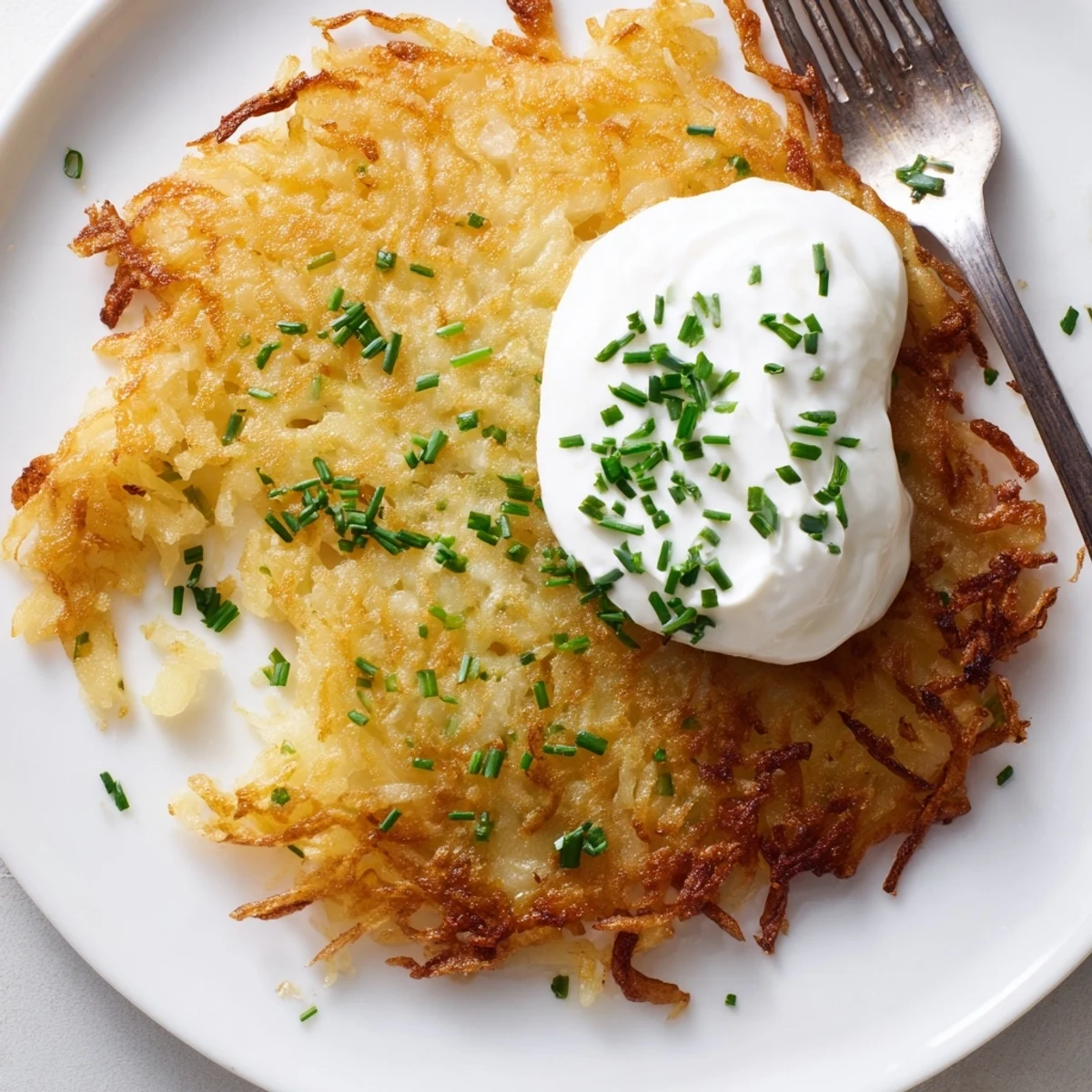 Złociste placki ziemniaczane polskie, chrupiące na zewnątrz, z delikatnym wnętrzem.  