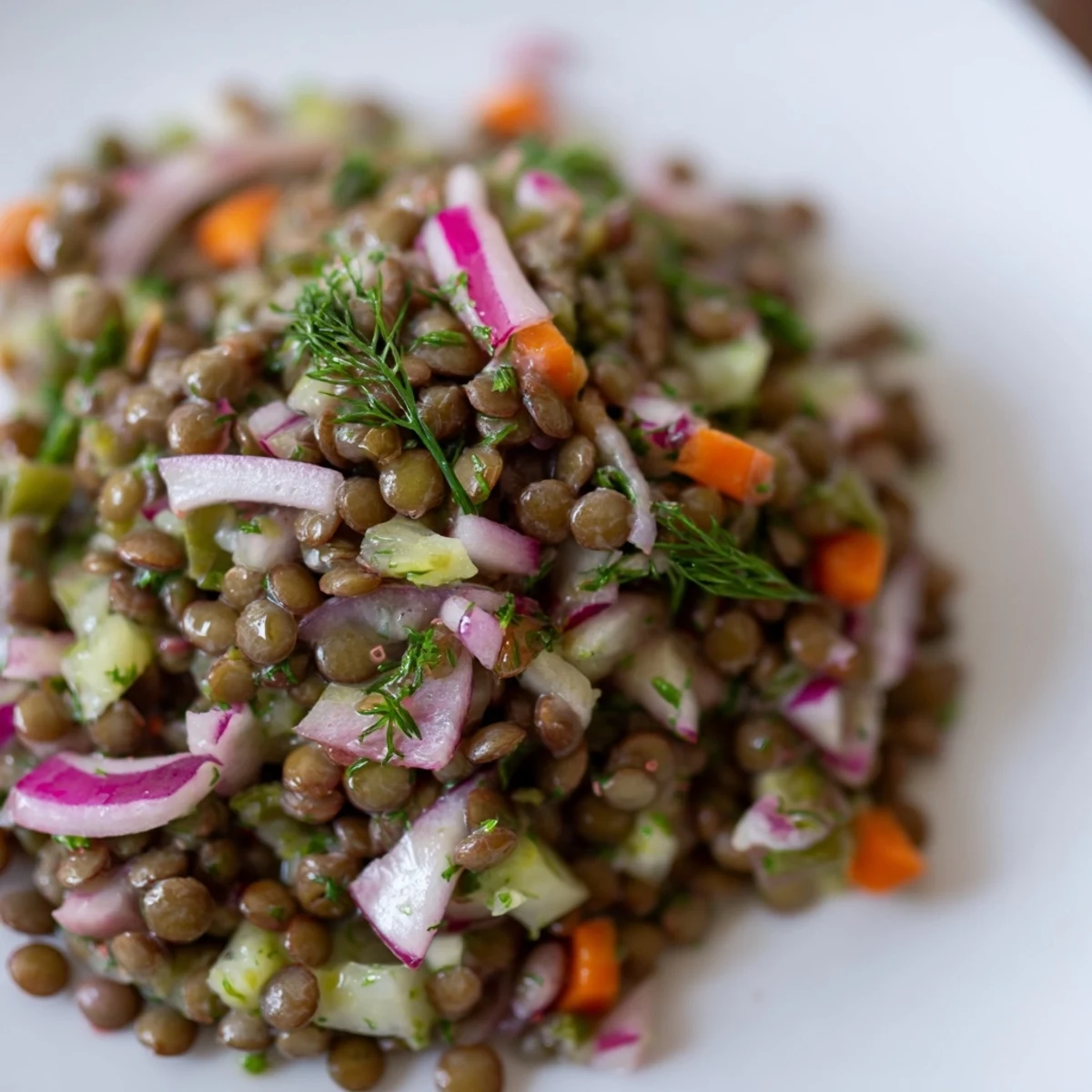 Sałatka z soczewicy po polsku, pełna warzyw i musztardowego dressingu.  