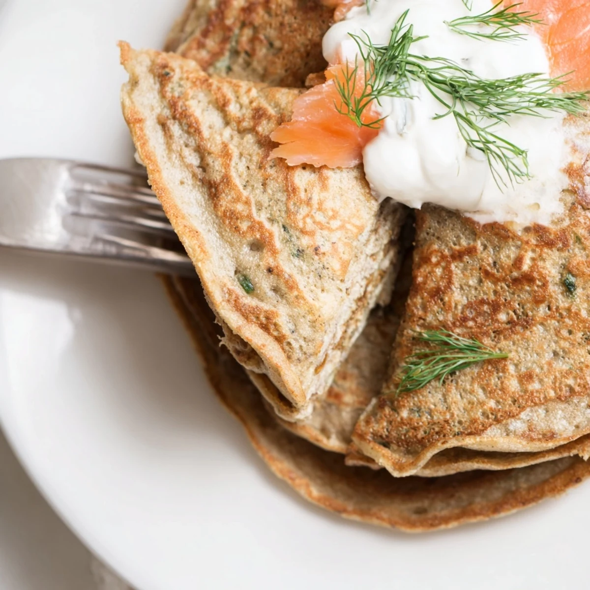 Złociste polskie naleśniki gryczane, idealne na śniadanie lub szybką przekąskę.
