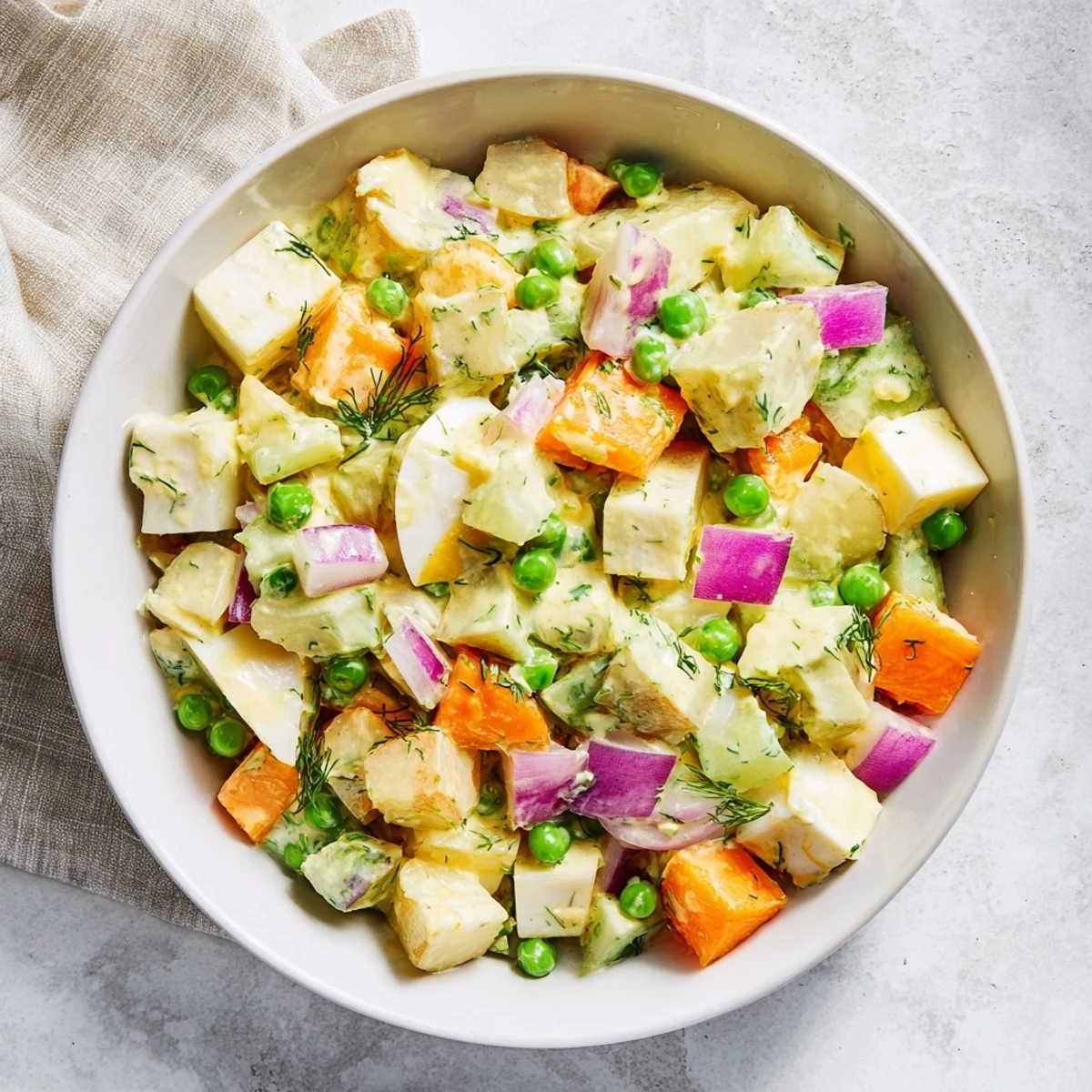 Soczysta sałatka warzywna po polsku z kefirem Rococo, pełna świeżych warzyw w kremowym sosie.