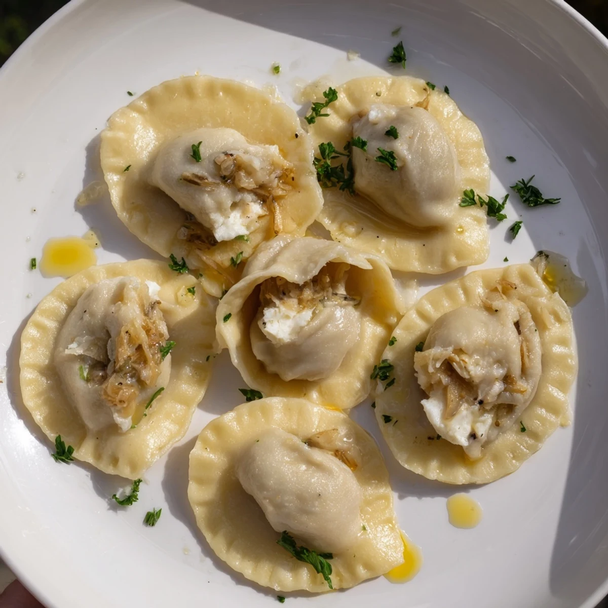 Delikatne, parujące pierogi z grzybami i truflowym olejem, aromatycznie ozdobione świeżą pietruszką.