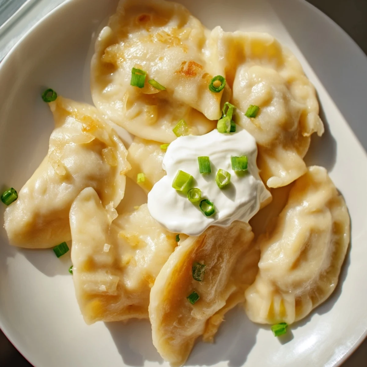 Zachwycające i ciepłe, świeżo ugotowane pierogi z ziemniakami i serem czekają na ucztę.