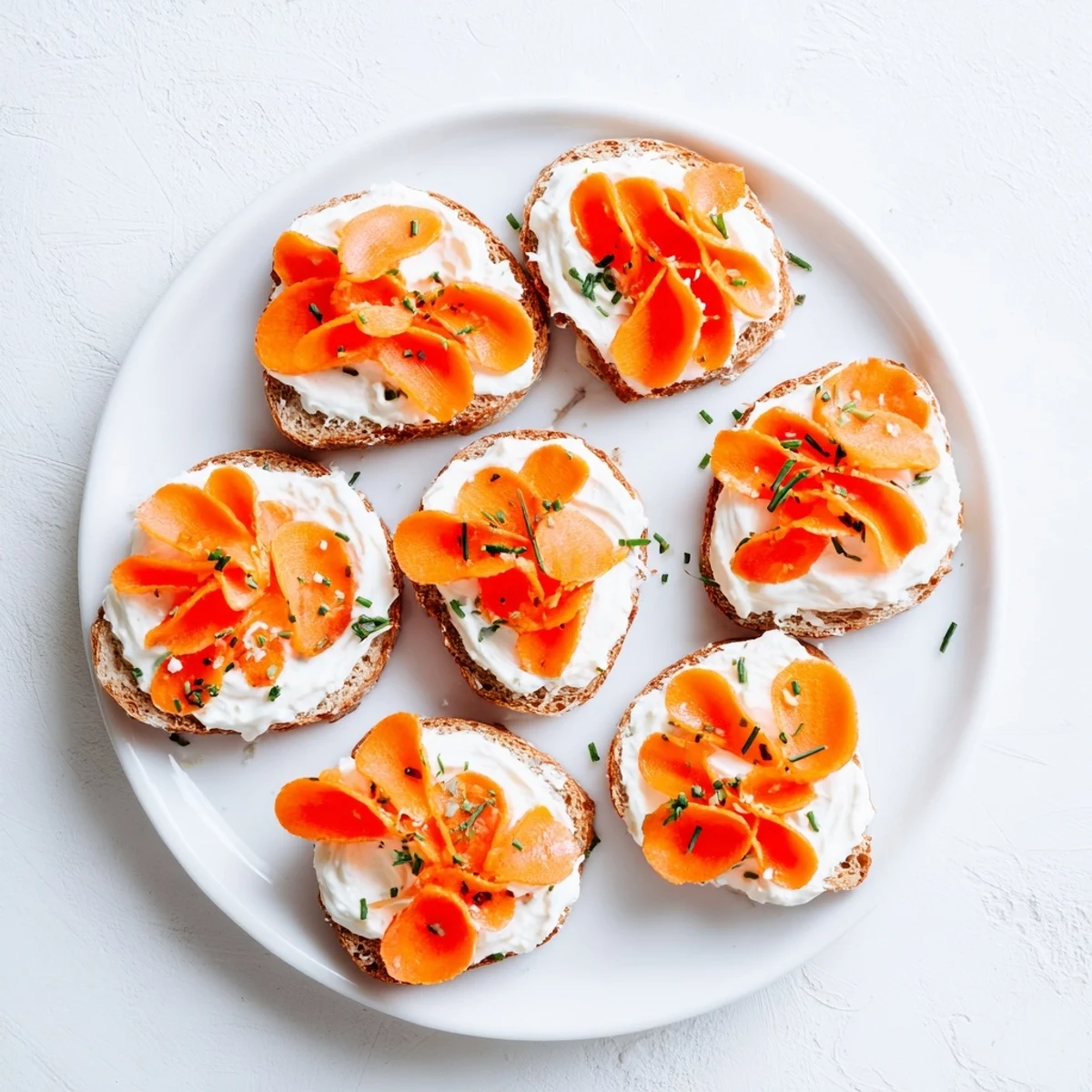 Zmysłowe, pikantne danie:  Polish Horseradish Beet Bites, podane z świeżym koperkiem.