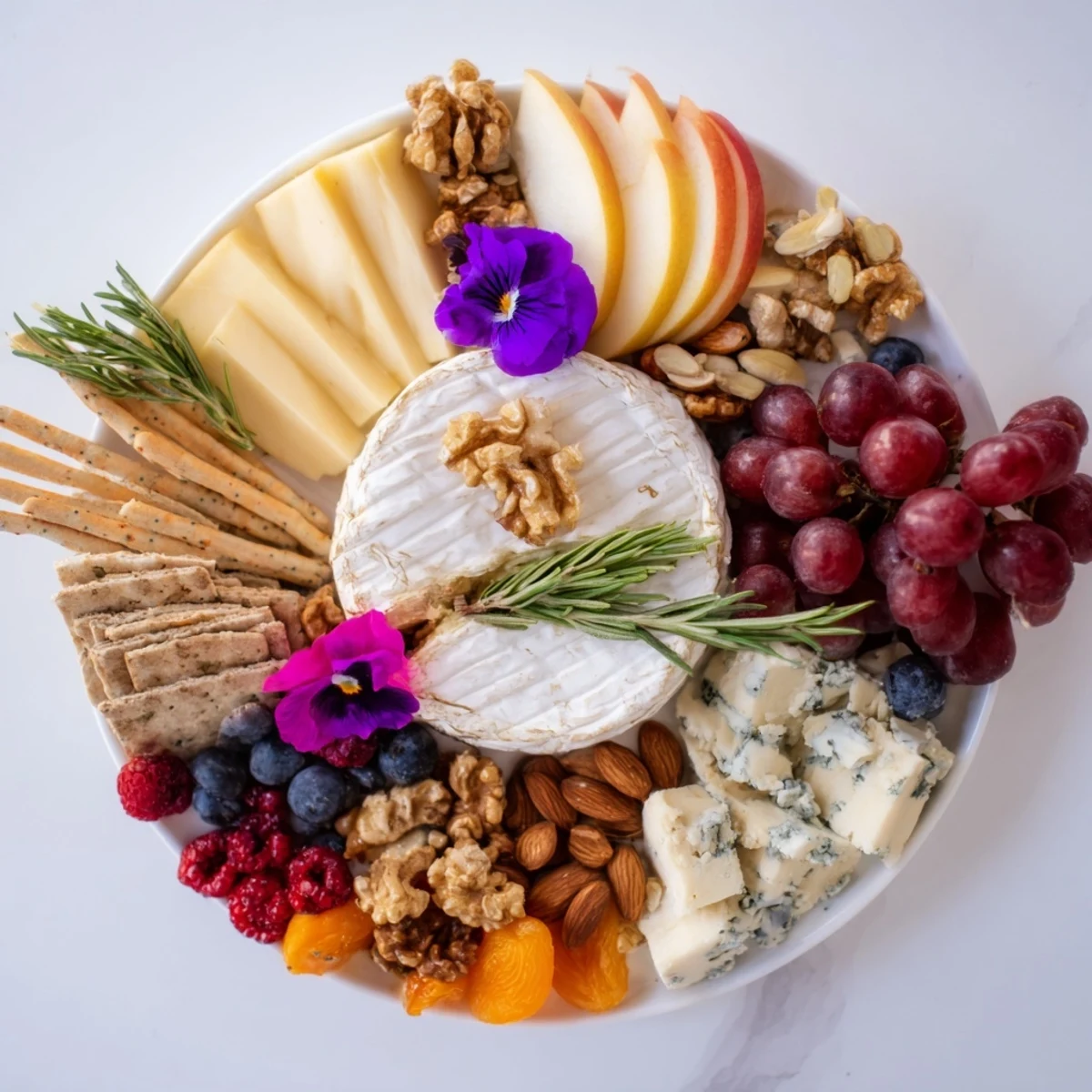 Urocza deska serów „Leśne Stworzenia”, z widokiem na brie, owoce i orzechy, idealna na przyjęcie.