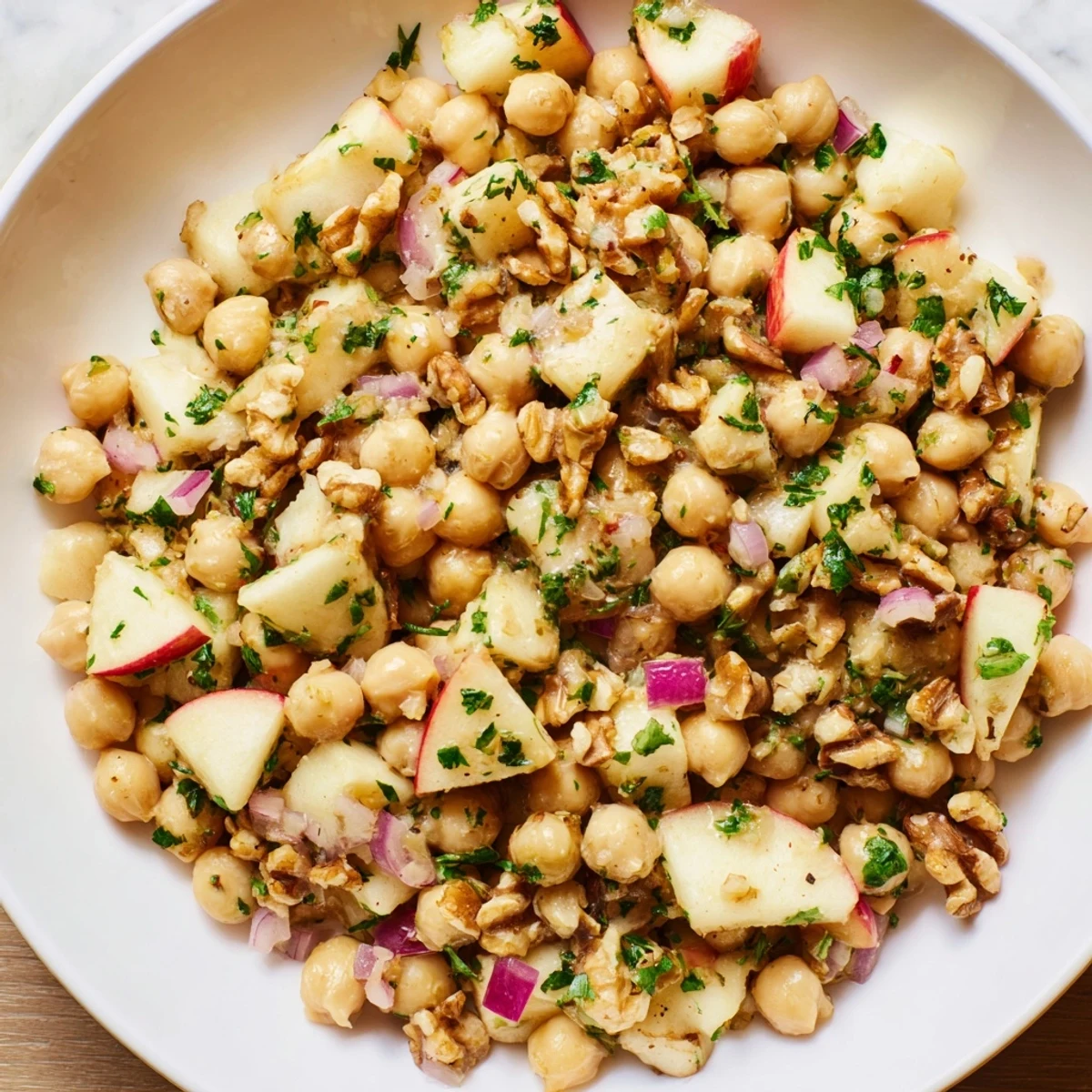 Jesienna sałatka jabłka ciecierzyca