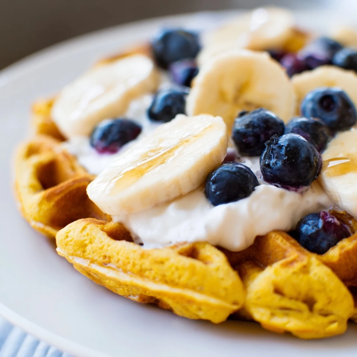 Rozgrzewające gofry adaptogenne z kurkumą w aromatycznej, chrupiącej formie – idealne na pożywne śniadanie.