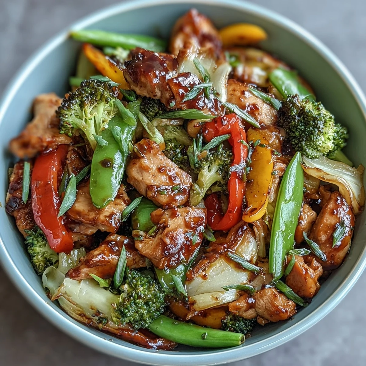 Kolorowy, pełen białka szaszłyk z kury i warzyw, idealny na szybkie, zdrowe obiad.  