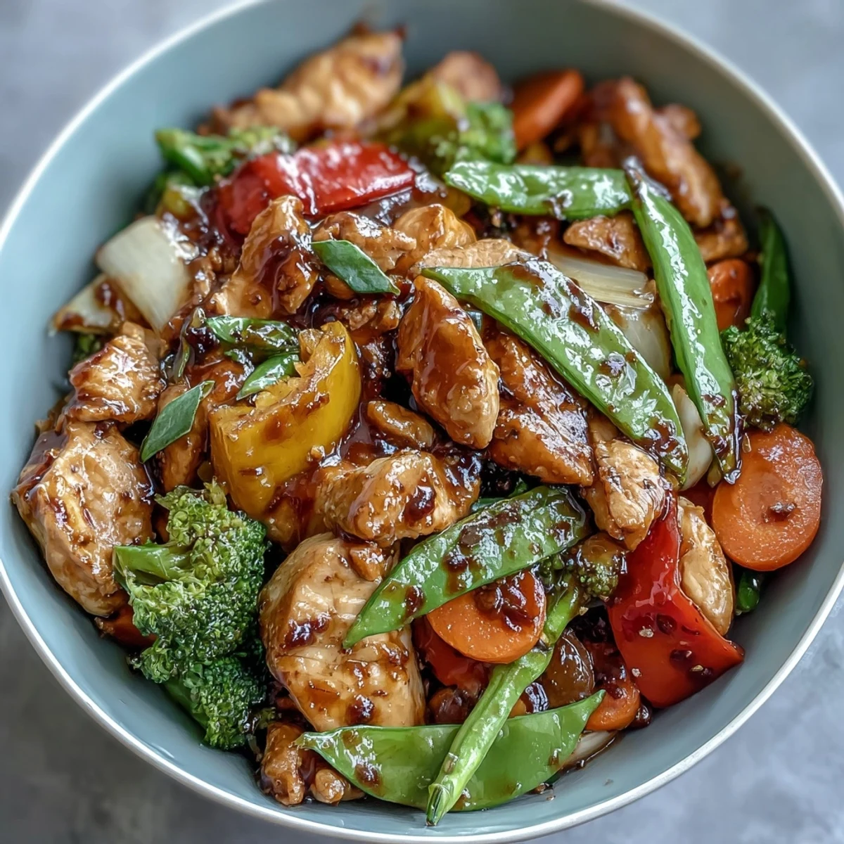 Żarliwy, aromatyczny szaszłyk z chrupiącymi warzywami i kawałkami kurczaka, gotowany na patelni wok.  