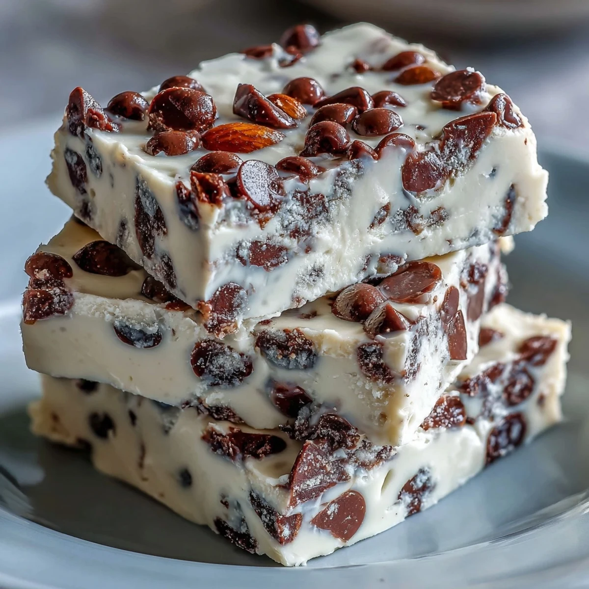 Zdrowa, białkowa kawałka jogurtu greckiego z serem wiejskim, z ciasteczkowym ciastem i czekoladą, idealna na przekąskę.