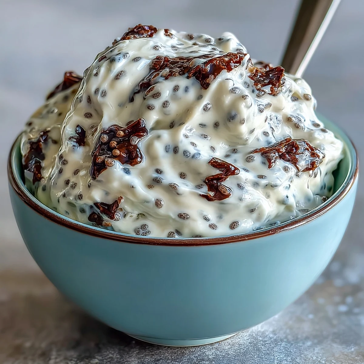 Zdjęcie delikatnego pudingu z jogurtu i chia, zdobionego świeżymi jagodami i wiśniami.