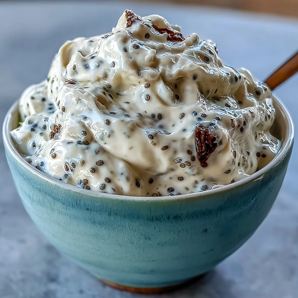 Kremowy jogurtowy pudding z chia, aromatyczny wanilią i kruszonym kokosem na wierzchu.