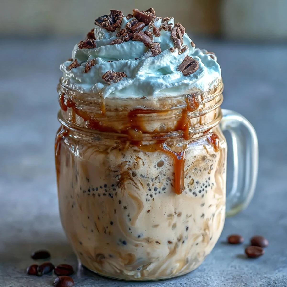 Puszka z mleczystymi płatkami na noc w kawowym stylu frappuccino, z fasolą waniliową i posypką z kawy.