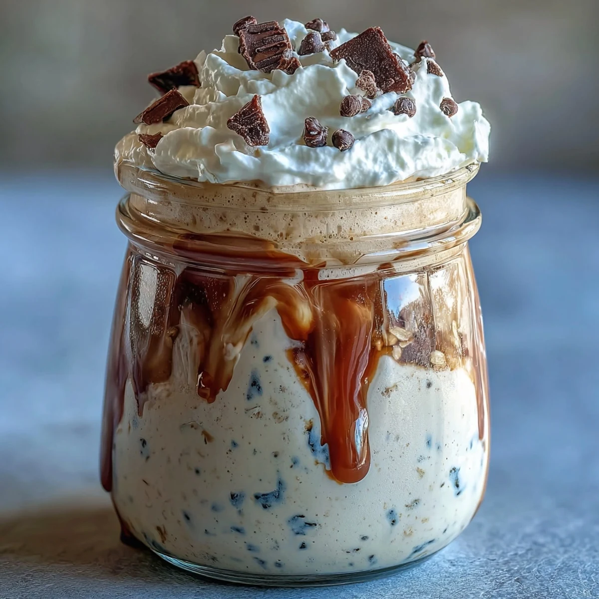 Puszka z płatkami na noc w kawowej wariancie frappuccino, z fasolą waniliową i pianką na wierzchu.