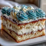 Słodki, puszysty tort waniliowy z dekoracją na ślubny tort i festyn ślubny.  