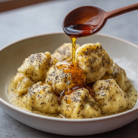 W misce z quark dumplings są pokryte cukrem i kokosem.