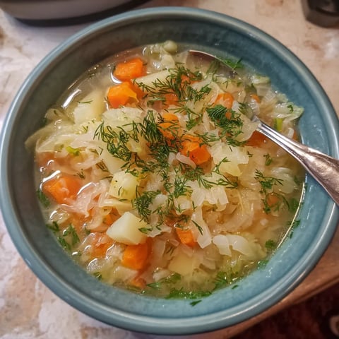 W misce zauerkrautu z dodatkiem suszonej bazylii, pokrytej cienką warstwą sosu, w której są też carrot.
