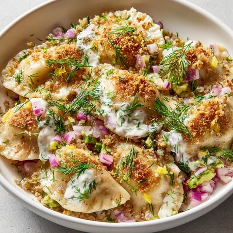 W misce złożonej z pierogów z buckwheat, avocado i cukrą, w której każdy pieróg jest pokryty różnymi składnikami.