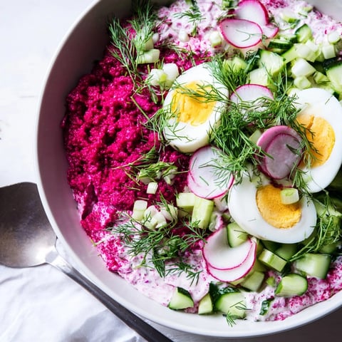Chłodnik photo: A refreshing Polish cold soup, vibrant pink with beets, topped with dill.