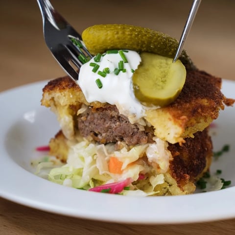 Soczyste Placki Rebel Float Sliders z chrupiącymi plackami ziemniaczanymi i piklami.