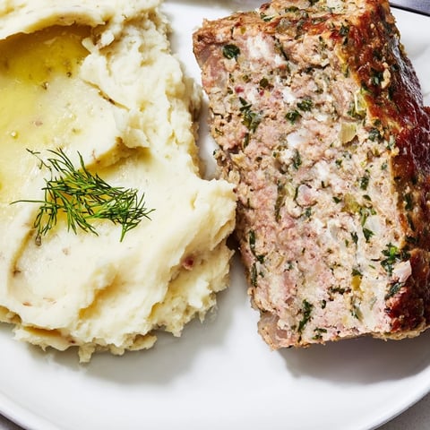 Pyszna mielonka polska z kremowym puree czosnkowym na talerzu.  