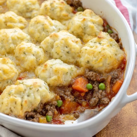 Kuskus zapiekanka z pulchnymi kluskami w aromatycznym sosie mięsnym.  