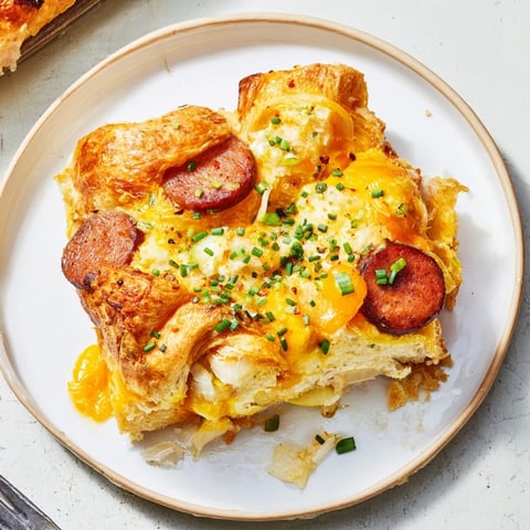 Pyszna zapiekanka z kielbasy i sera w maślanych croissantach, idealna na brunch.  