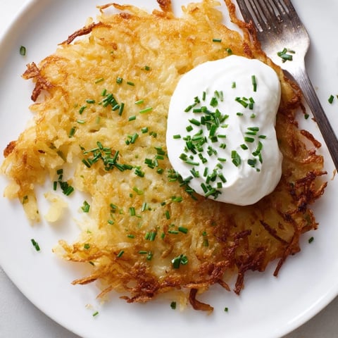 Złociste placki ziemniaczane polskie, chrupiące na zewnątrz, z delikatnym wnętrzem.  