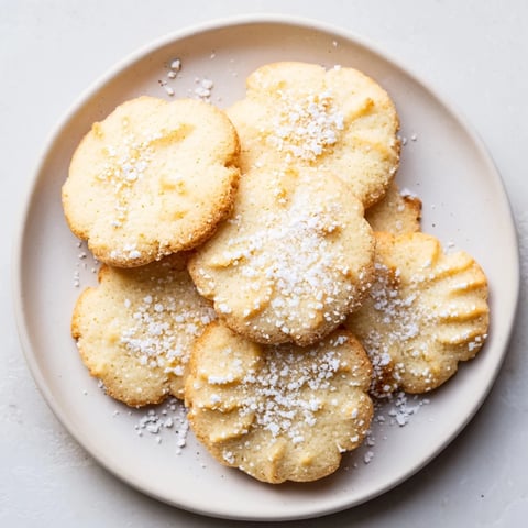 Delikatne, chrupiące polskie ciastka maślane do herbaty lub świątecznych spotkań.  