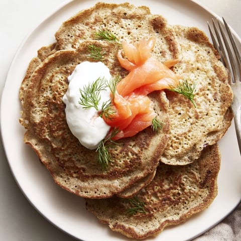 Pyszne, grube naleśniki gryczane podawane ze śmietaną lub wędzonym łososiem.