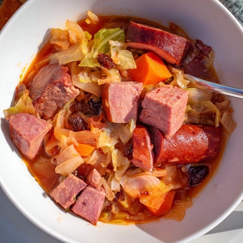 Klasztczny gulasz myśliwski z mięsem, kiszoną kapustą i aromatycznymi przyprawami.  