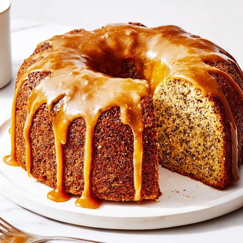 Pyszne ciasto makowe z bogatym karmelem, idealne na przyjęcia i herbatki.  