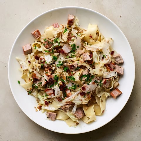 Szybkie łazanki z mięsem i wiśniami, zapachem smażonego boczku i aromatycznymi przyprawami.