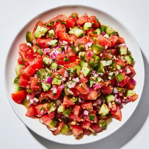 Soczyste pico de gallo z pikantnymi ogórkami kiszonymi, idealna salsa na ciepłe, słoneczne dni.