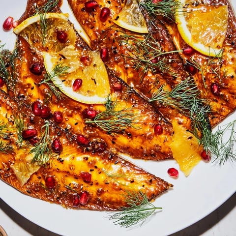 Delikatne filety karpia w miodowo-imbirowej glazurze: apetyczny, świąteczny obiad, gotowy.