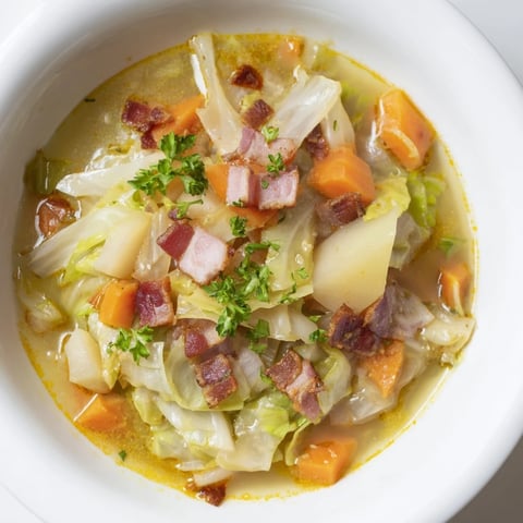 Zdania ALT dla zdjęcia z przepisem "Zupa z kapusty i boczku z wędzoną papryką":