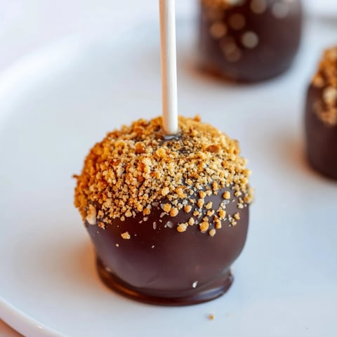 Smakowite, polskie Piernik Cake Pops oblane czekoladą i posypane kolorowymi posypkami.