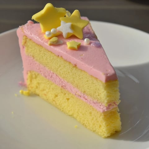 Zamek Księżniczki Cœurs et Étoiles, warstwowe ciasto z serduszkami i gwiazdkami, idealne na imprezę.