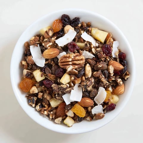 A vibrant photo of the Mélange Hivernal Flocon de Neige, a festive winter snack easily made.