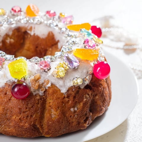 Piękny, złoty Couronne de Roi Bijoux Sucrés, ozdobiony kolorowymi kandyzowanymi owocami.