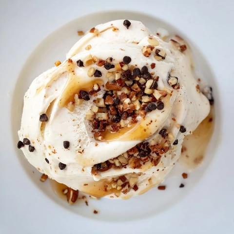 Kremowe lody z twarogu z truskawkami, gotowe do podania w pucharku.